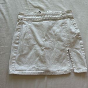 Lioness denim mini skirt with slit-white